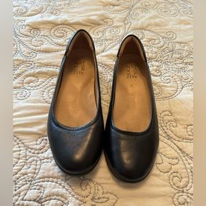 NATURALIZER BLACK SHOES